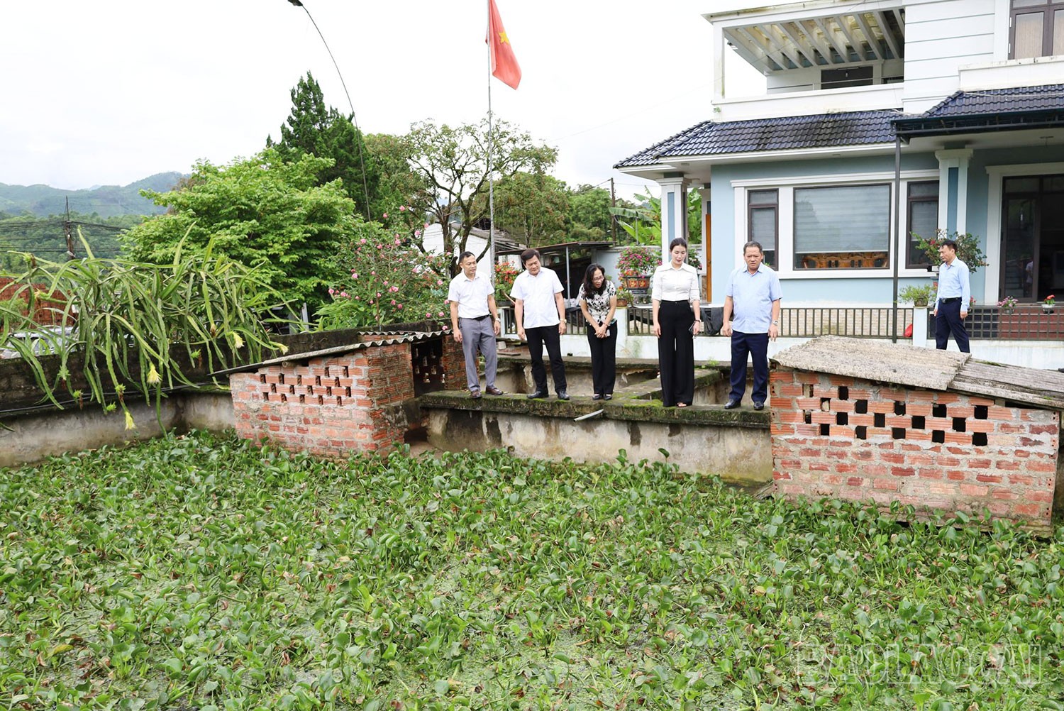 Đoàn công tác khảo sát mô hình phát triển kinh tế tổng hợp của gia đình ông Hoàng Văn Cửu tại thôn Ba Khe. 14.jpg