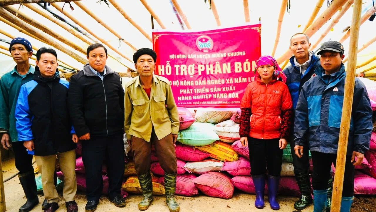 hoi-nong-dan-ho-tro-phan-bon-cho-cac-ho-ngheo-xa-nam-lu.jpg