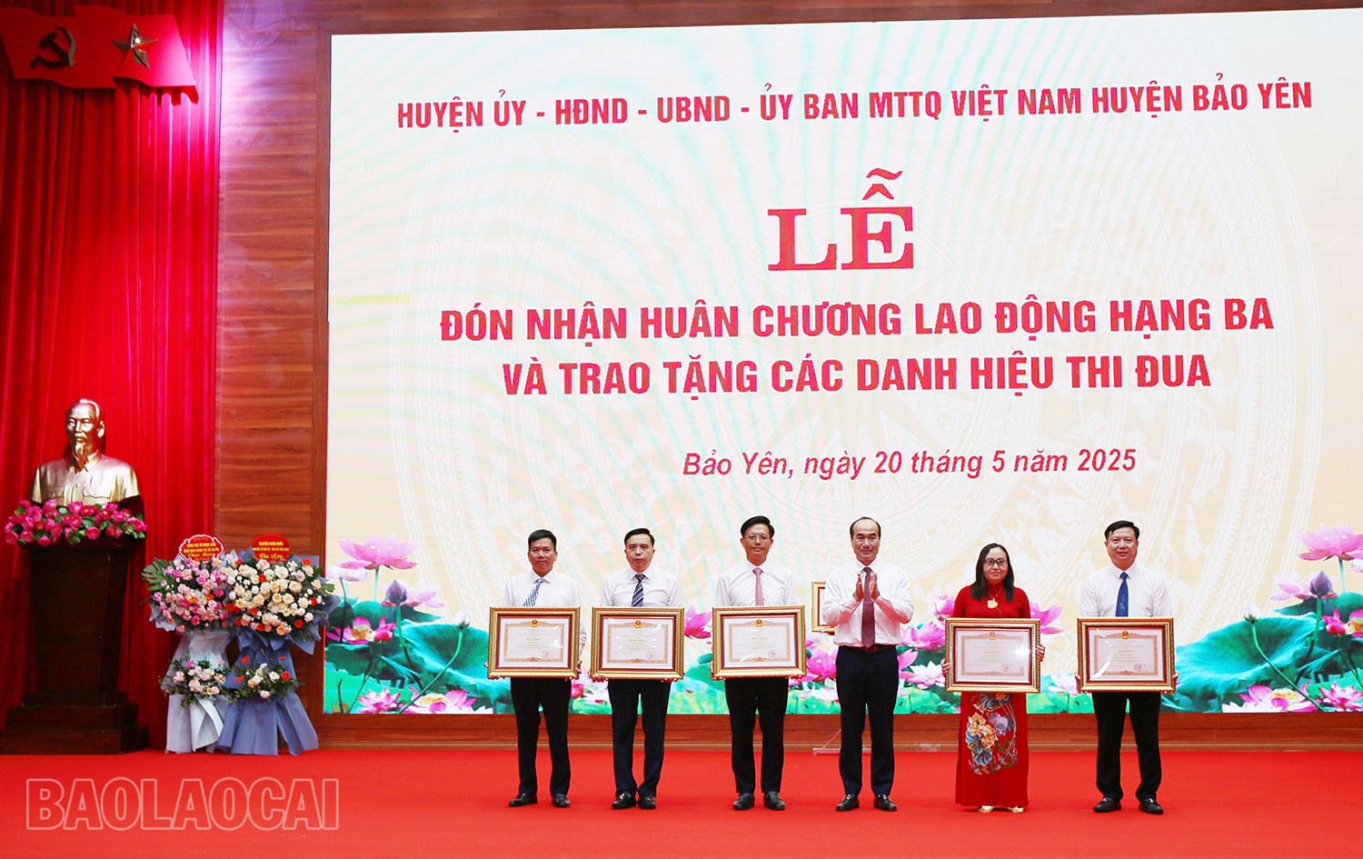 Trao Bằng khen của Thủ tướng Chính phủ cho các cá nhân. b3.jpg