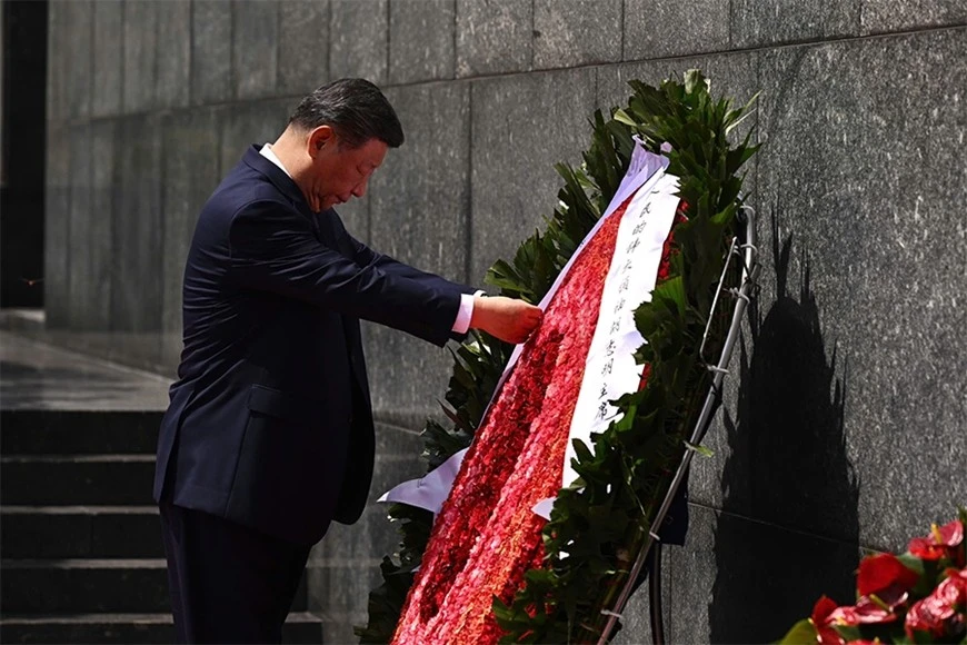 Tổng Bí thư, Chủ tịch Trung Quốc Tập Cận Bình đặt vòng hoa tưởng niệm Chủ tịch Hồ Chí Minh.