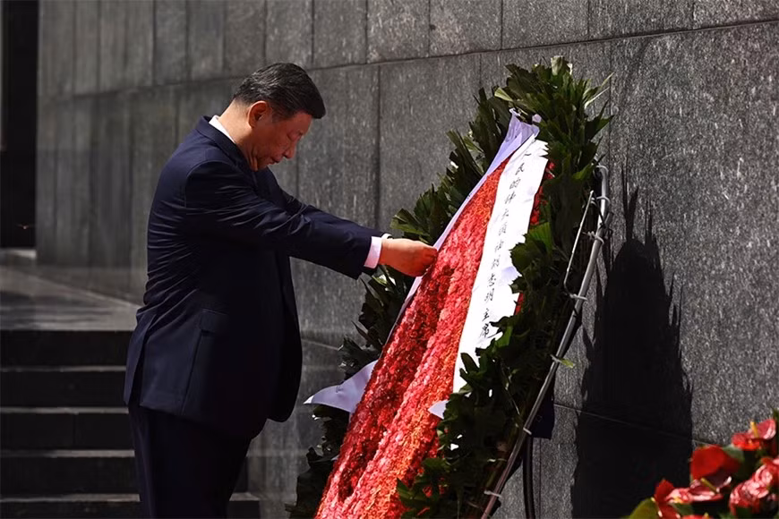 Tổng Bí thư, Chủ tịch Trung Quốc Tập Cận Bình đặt vòng hoa tưởng niệm Chủ tịch Hồ Chí Minh.