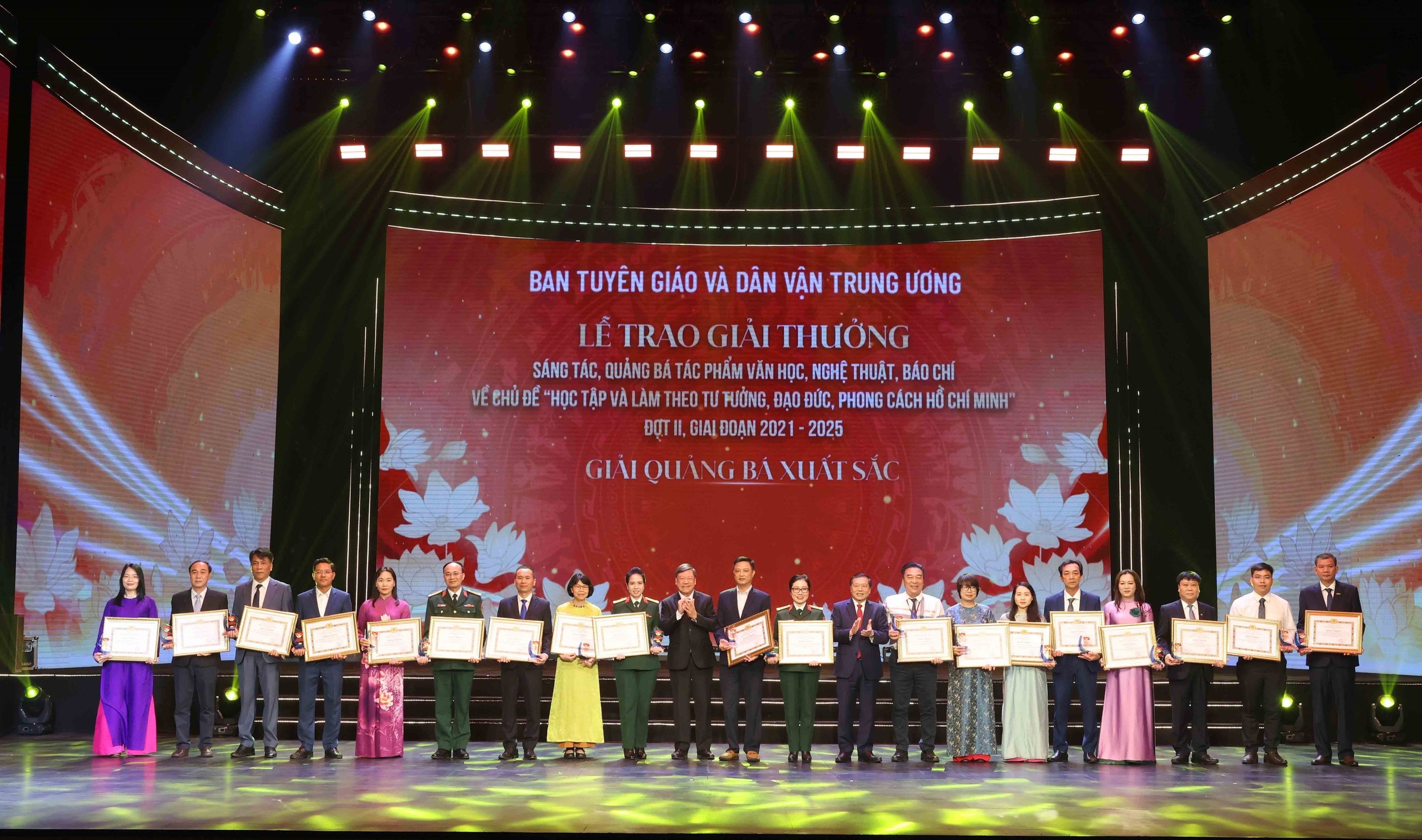 Trao Bằng khen cho các tập thể có thành tích xuất sắc trong lĩnh vực báo chí, xuất bản. Ảnh: TTXVN 2223.jpg