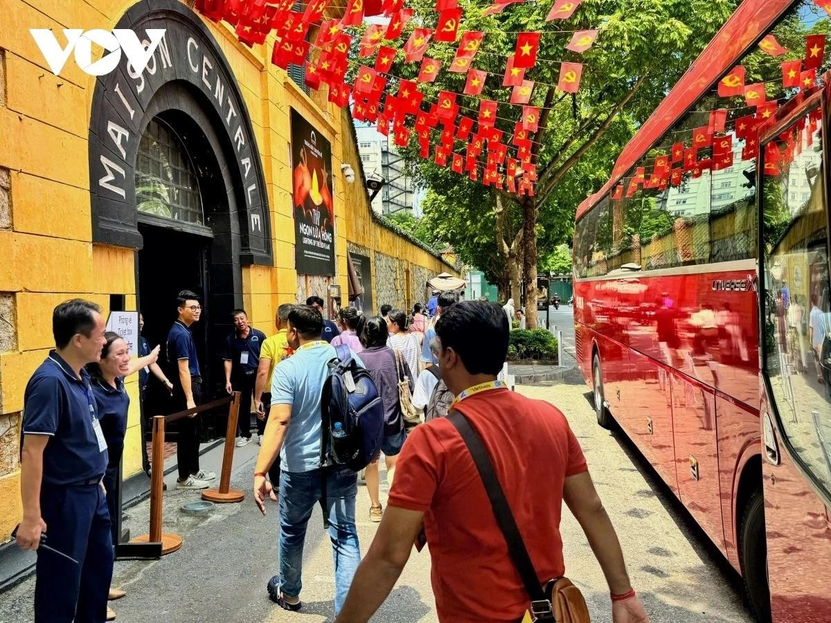 Du khách Ấn Độ được chào đón tại di tích Nhà tù Hỏa Lò, Hà Nội