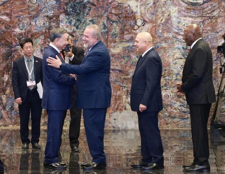 Các đồng chí Lãnh đạo Đảng, Nhà nước Cuba chúc mừng Tổng Bí thư, Chủ tịch nước Tô Lâm. (Ảnh: TTXVN)