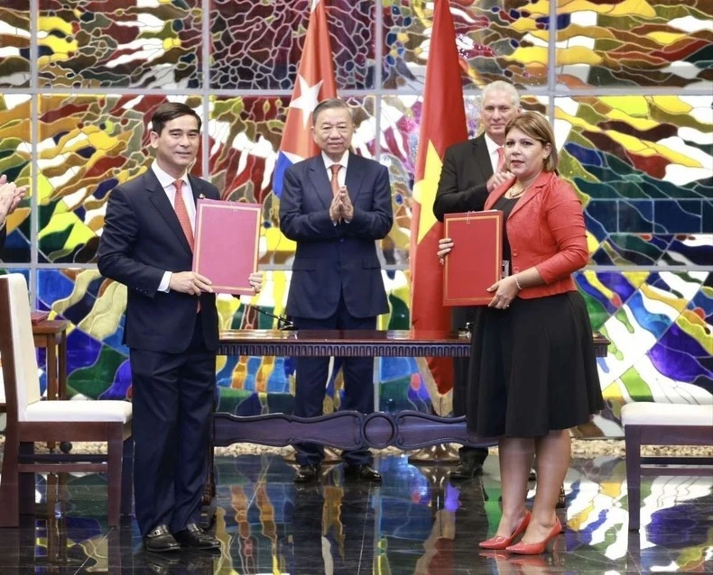 Tổng Bí thư, Chủ tịch nước Tô Lâm và Bí thư thứ nhất Đảng Cộng sản Cuba, Chủ tịch Cuba Miguel Diaz Canel Bermudez chứng kiến Lễ ký kết văn kiện hợp tác giữa tỉnh Vĩnh Phúc với tỉnh Mayabeque. (Ảnh: TTXVN)