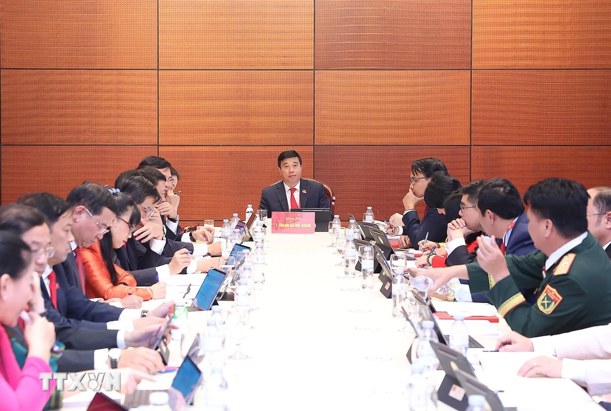 Đoàn Đảng bộ tỉnh Lâm Đồng thảo luận các văn kiện Đại hội. (Ảnh: TTXVN)