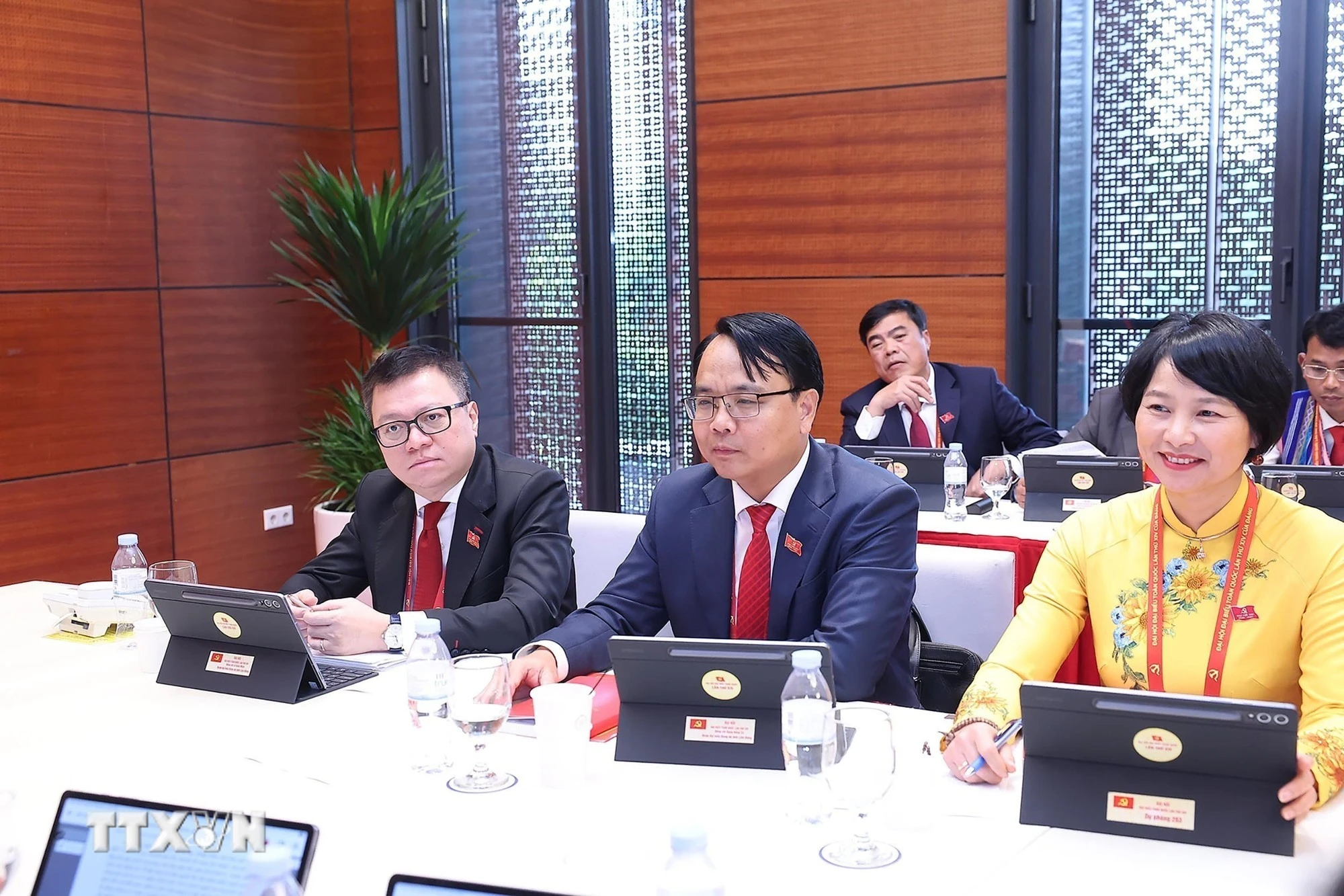 Đoàn Đảng bộ tỉnh Lâm Đồng thảo luận các văn kiện Đại hội tại Đoàn. (Ảnh: TTXVN)