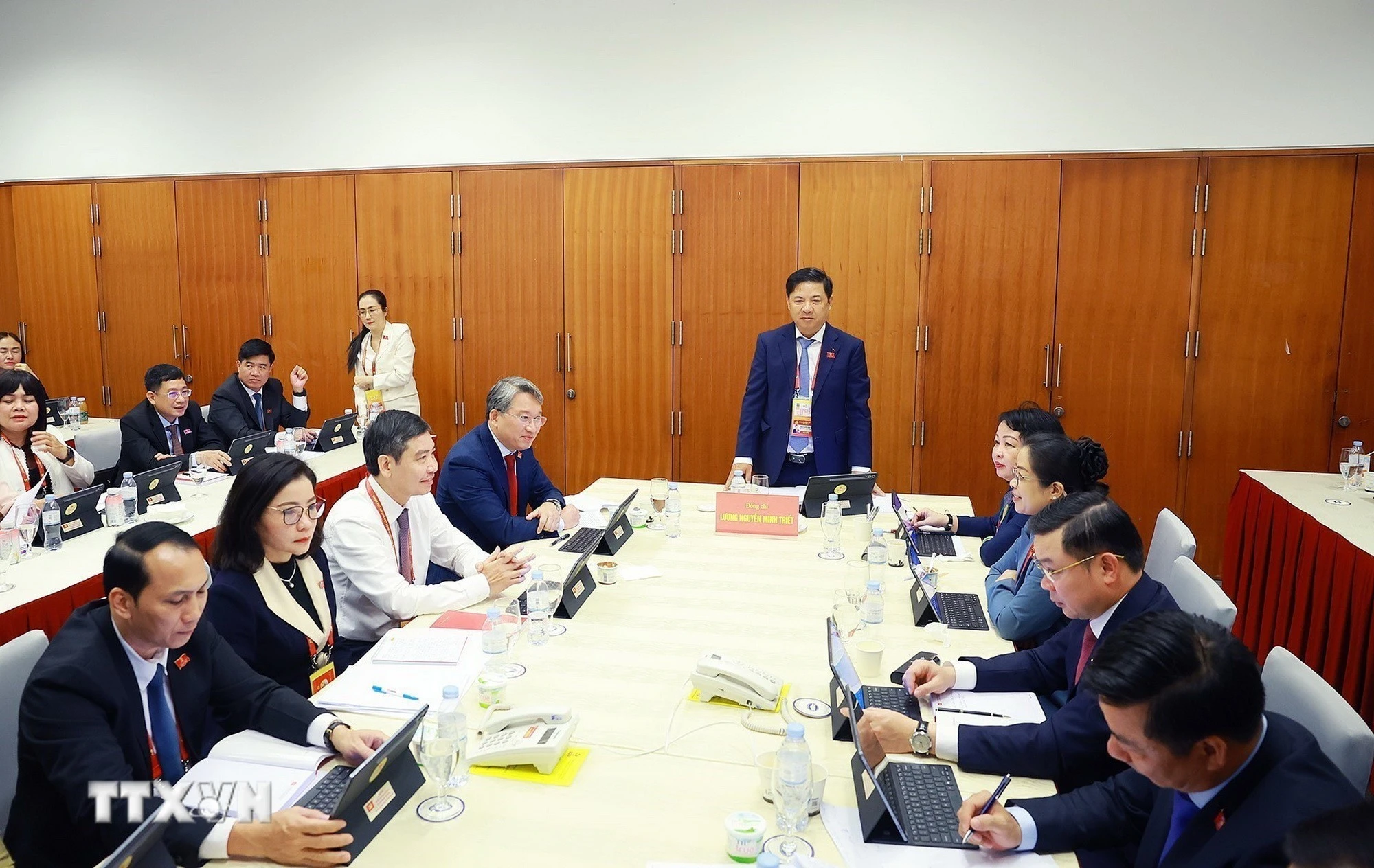 Đoàn Đảng bộ tỉnh Đắk Lắk thảo luận tại Đoàn. (Ảnh: TTXVN)