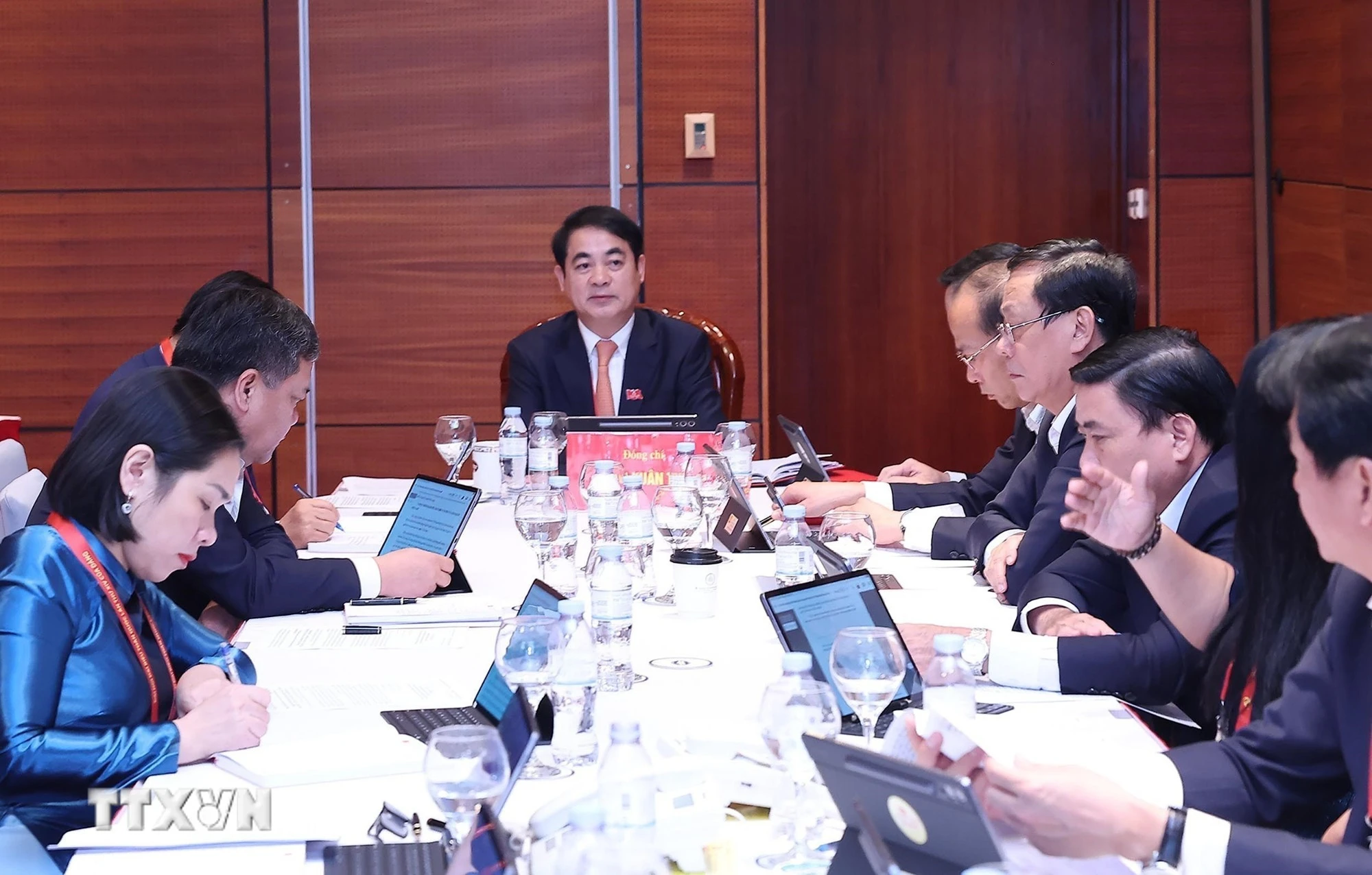 Đoàn đại biểu Đảng bộ tỉnh Khánh Hoà thảo luận các văn kiện Đại hội tại Đoàn. (Ảnh: TTXVN)