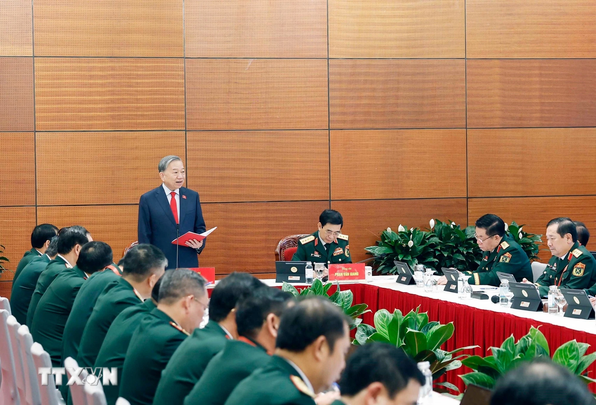 Tổng Bí thư Tô Lâm phát biểu trong buổi thảo luận tại Đoàn Đảng bộ Quân đội. (Ảnh: TTXVN)