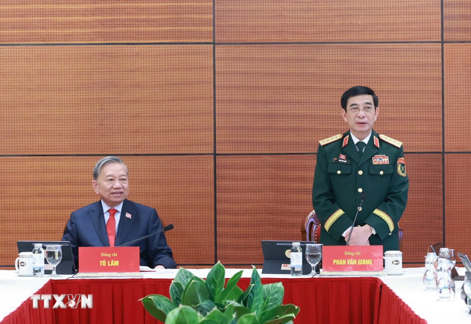 Đại tướng Phan Văn Giang, Ủy viên Bộ Chính trị, Phó Bí thư Quân ủy Trung ương, Bộ trưởng Bộ Quốc phòng phát biểu thảo luận tại Đoàn. (Ảnh: TTXVN)