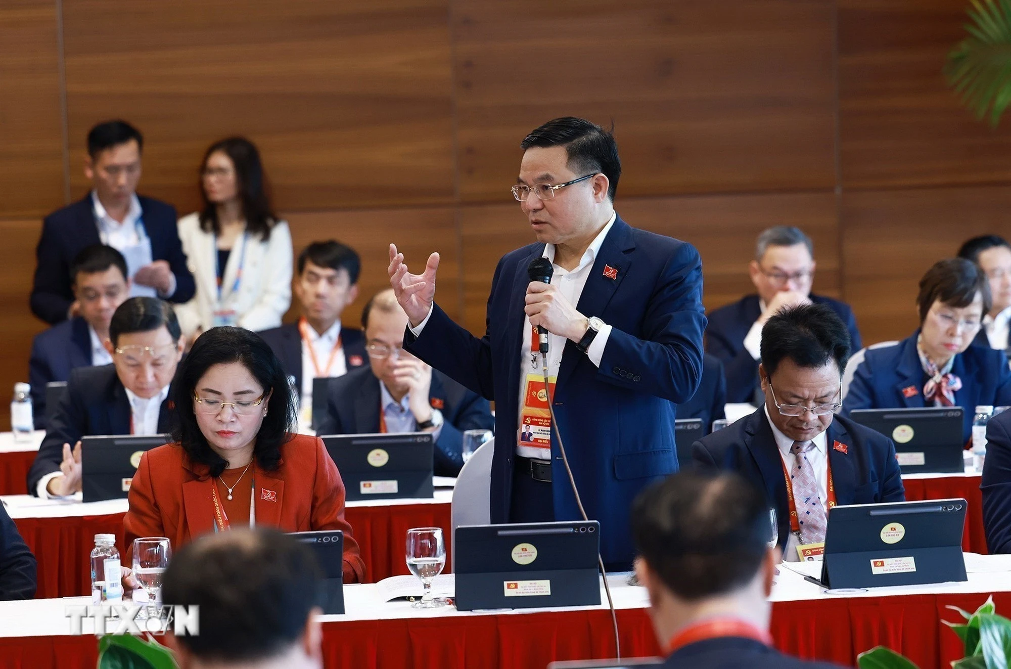 Quyền Bộ trưởng Bộ Công Thương Lê Mạnh Hùng phát biểu thảo luận tại Đoàn. (Ảnh: TTXVN)