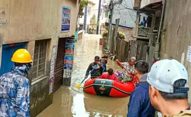 Hoạt động cứu hộ đang được tiến hành ở tại Kathmandu sau khi lũ lụt nhấn chìm một số khu vực của Nepal sau trận mưa lớn (Ảnh: PTI)