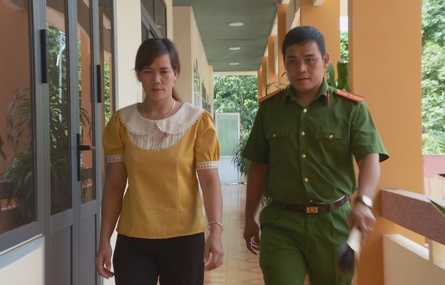 Thiếu tá Vũ Tiến Dũng dẫn giải đối tượng Hoàng Thị Lên - kẻ bán mẹ con chị N.T.S. sang Trung Quốc. Thiếu tá Vũ Tiến Dũng dẫn giải đối tượng Hoàng Thị Lên - kẻ bán mẹ con chị N.T.S. sang Trung Quốc.