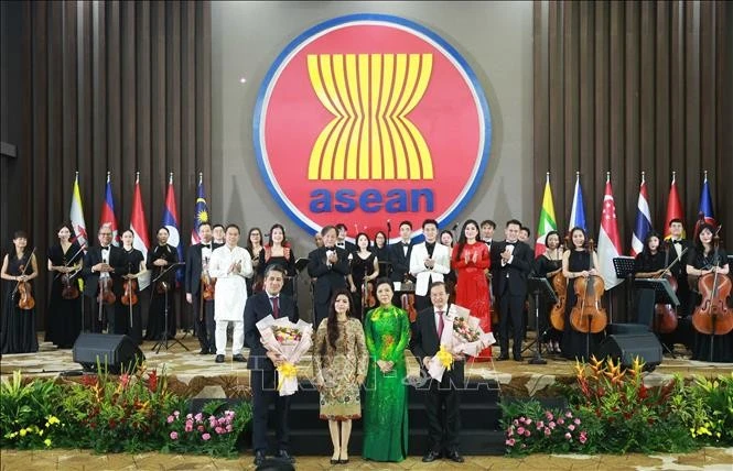 Phu nhân Tổng Bí thư Tô Lâm và Phu nhân Tổng Thư ký ASEAN Kao Kim Hourn chúc mừng đoàn nghệ thuật trình diễn tại buổi lễ. Ảnh: Thống Nhất/TTXVN