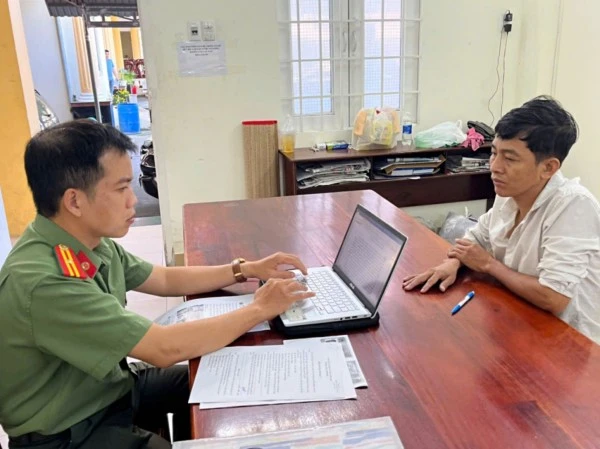 Cán bộ Công an lấy lời khai Bình.