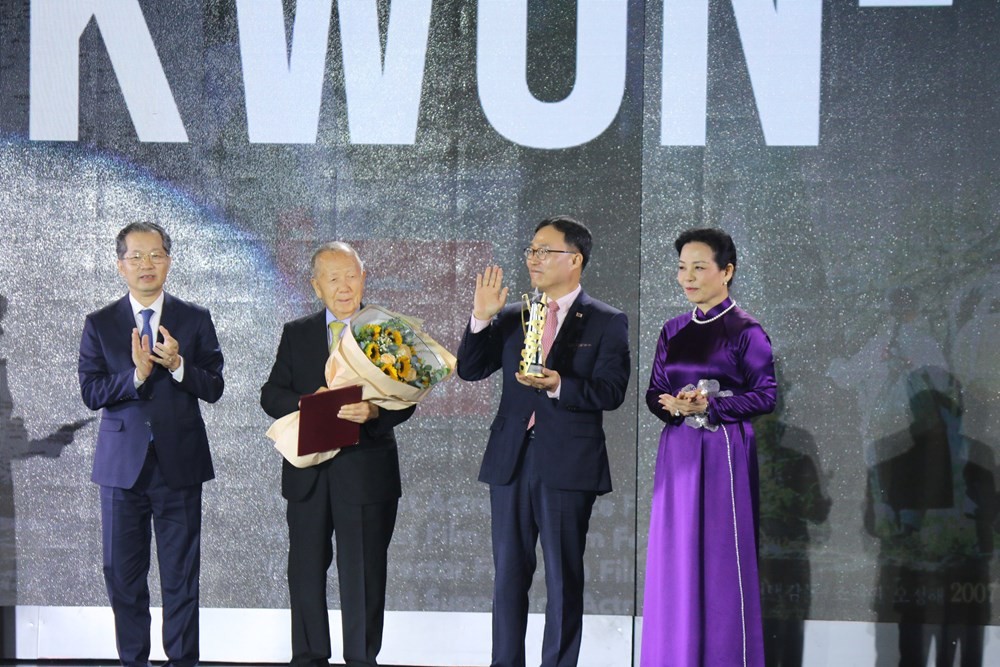 Tiếp nối DANAFF II, Giải Thành tựu điện ảnh năm nay vinh danh đạo diễn Im KWon-Taek- nhà làm phim châu Á xuất sắc có nhiều đóng góp cho sự phát triển của điện ảnh Tiếp nối DANAFF II, Giải Thành tựu điện ảnh năm nay vinh danh đạo diễn Im KWon-Taek- nhà làm phim châu Á xuất sắc có nhiều đóng góp cho sự phát triển của điện ảnh