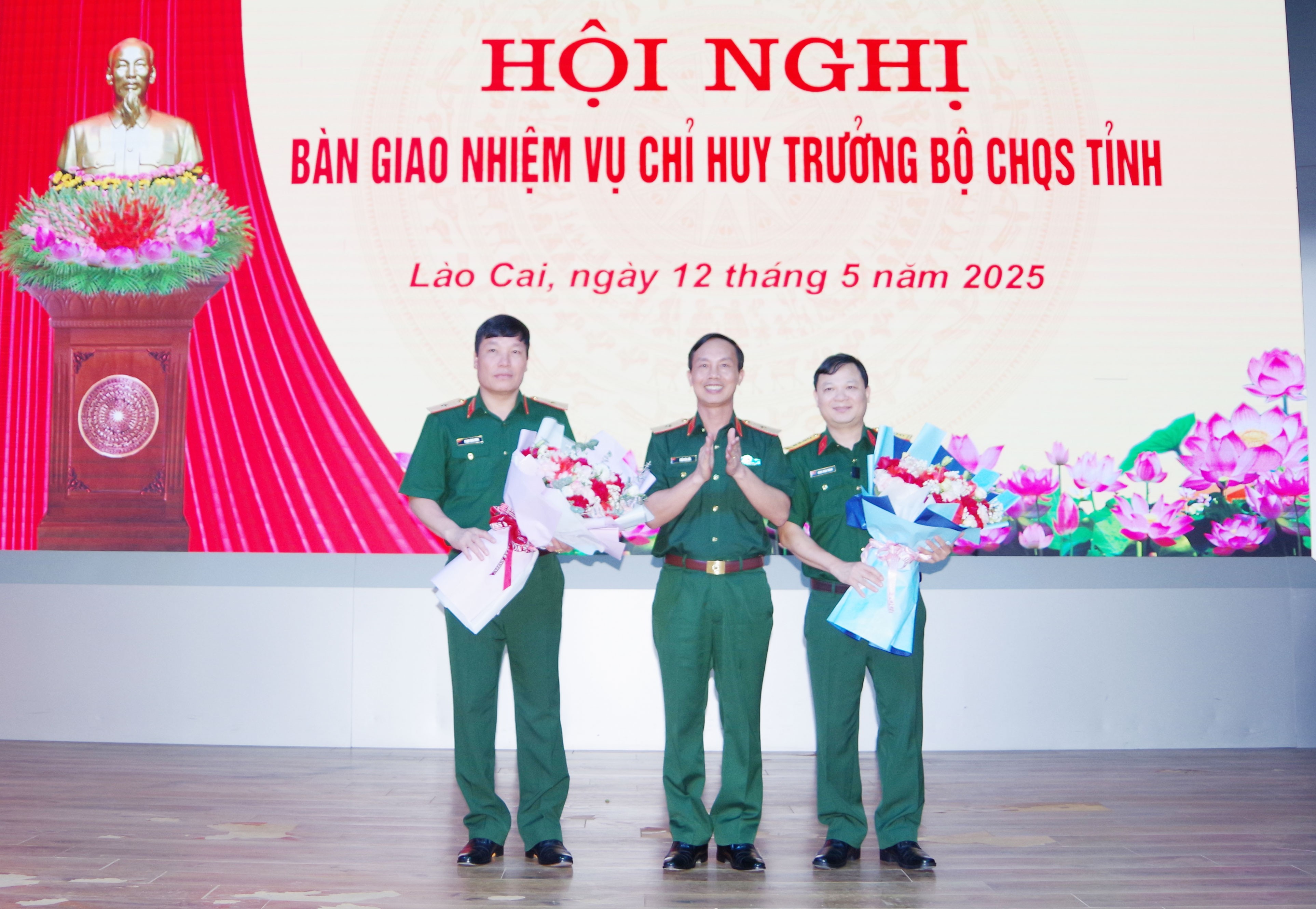 Thiếu tướng Trần Văn Bắc, Phó Bí thư Đảng ủy, Tư lệnh Quân khu 2 tặng hoa chúc mừng Thiếu tướng Phạm Hùng Hưng và Đại tá Đặng Xuân Thành. qs2.jpg