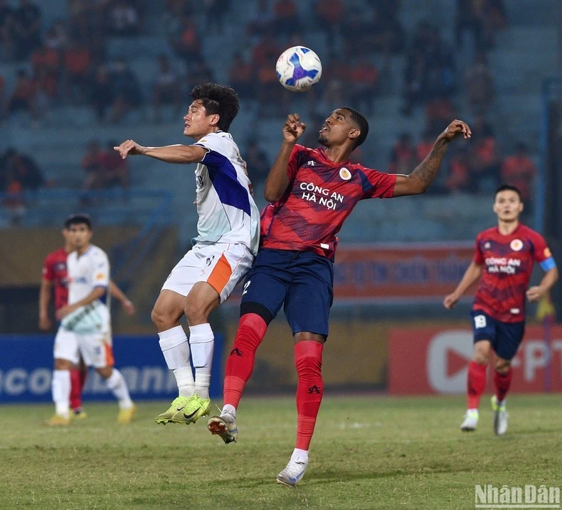 Tình huống tranh bóng bổng giữa cầu thủ Công an Hà Nội và Đà Nẵng.