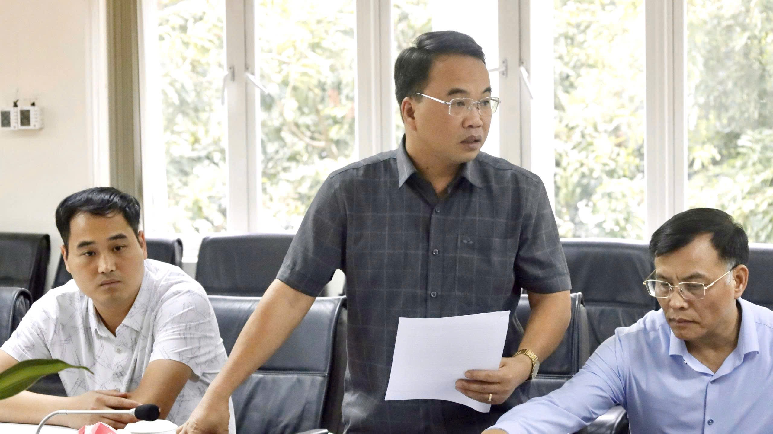 Các thành viên Hội đồng thảo luận tại cuộc họp. 0bc0982c9c8e29d0709f.jpg