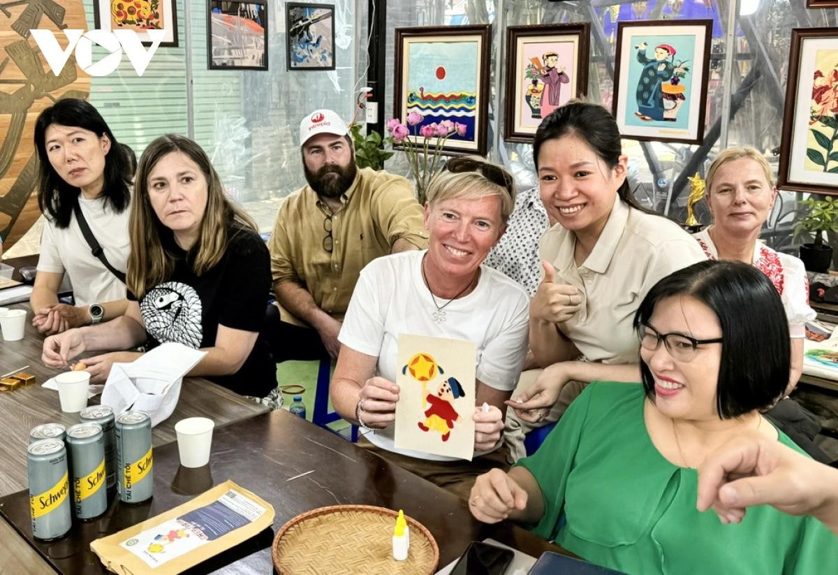 Khách quốc tế trải nghiệm ghép tranh từ vải vụn tại cơ sở Vụn Art, Hà Nội. Khách quốc tế trải nghiệm ghép tranh từ vải vụn tại cơ sở Vụn Art, Hà Nội.