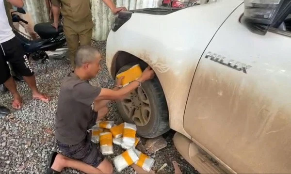 Vàng A Minh và tang vật khi bị bắt giữ.