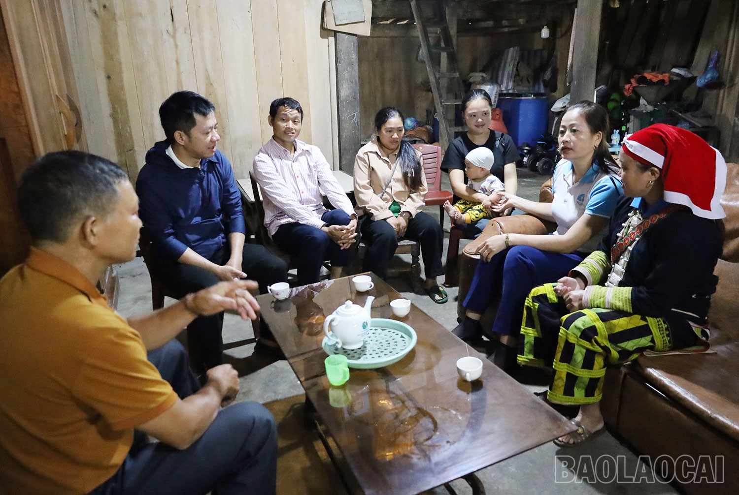 Các thành viên Tổ truyền thông cộng đồng thôn Láo Vàng Chải và Hội Phụ nữ xã tuyên truyền về bình đẳng giới, không phân biệt giới tính khi sinh và chăm sóc sức khỏe bà mẹ, trẻ em. 12.jpg