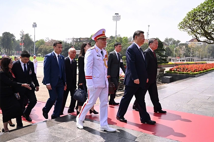 Tổng Bí thư Tô Lâm và Tổng Bí thư, Chủ tịch Trung Quốc Tập Cận Bình cùng đoàn đại biểu vào Lăng viếng Chủ tịch Hồ Chí Minh.