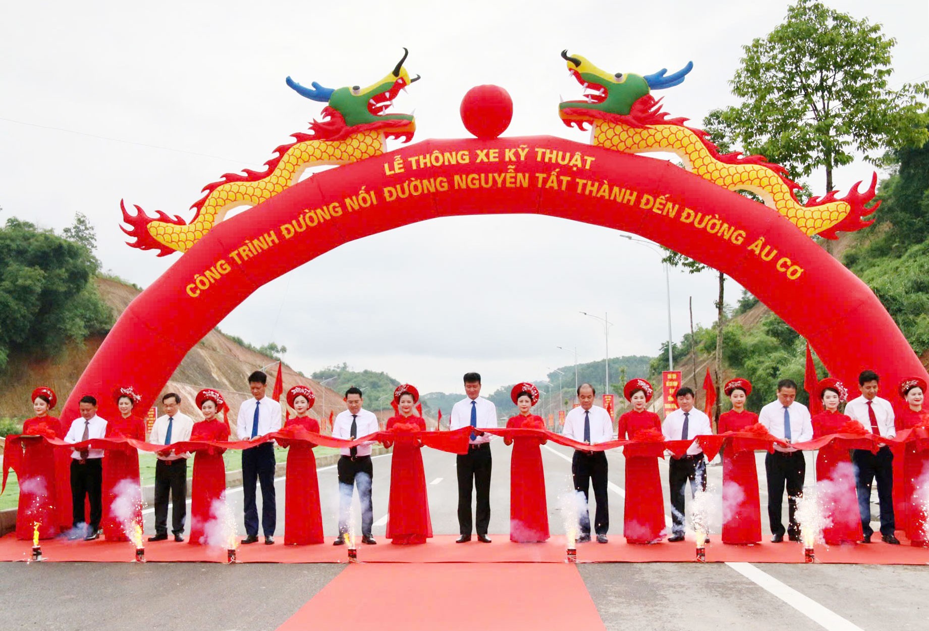 Các đại biểu thực hiện nghi thức cắt băng thông xe kỹ thuật công trình. yb1.jpg