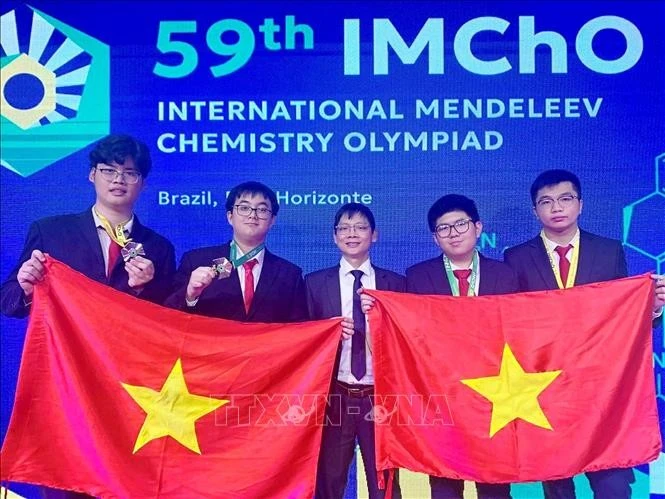 4 học sinh tham dự Olympic Hóa học Quốc tế Mendeleev lần thứ 59 đều đoạt huy chương, gồm: Trần Trung Kiên (lớp 12, Trường THPT Chuyên Hà Nội - Amsterdam và Nguyễn Ngô Đức (lớp 12, Trường THPT Chuyên Phan Bội Châu, Nghệ An) đoạt huy chương Vàng; Đinh Trọng An (lớp 12, Trường THPT Chuyên Khoa học Tự nhiên, Đại học Quốc gia Hà Nội) và Trần Hoàng Nam (lớp 11, Trường THPT Chuyên Hà Nội - Amsterdam) đoạt huy chương Bạc. Ảnh: TTXVN phát