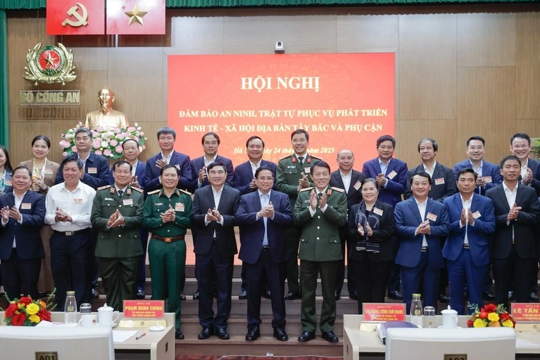 Thủ tướng và các đại biểu dự hội nghị - Ảnh: VGP/Nhật Bắc