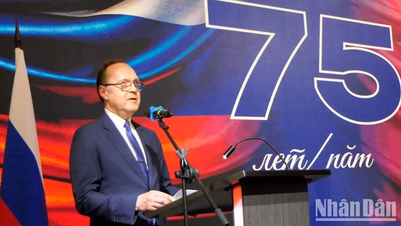 Đại sứ Liên bang Nga tại Việt Nam Gennady Bezdetko phát biểu tại lễ kỷ niệm