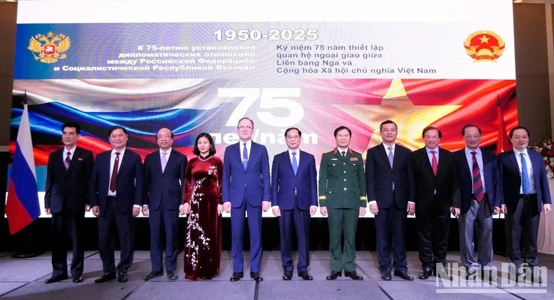 Các đại biểu tham dự lễ kỷ niệm chụp ảnh kỷ niệm