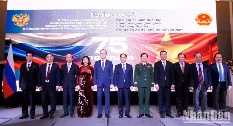 Các đại biểu tham dự lễ kỷ niệm chụp ảnh kỷ niệm