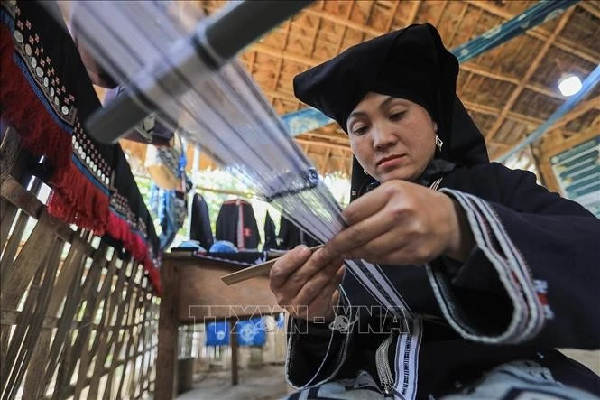 Để tạo ra những bộ trang phục truyền thống, người Dao Tiền phải trải qua rất nhiều công đoạn công phu.