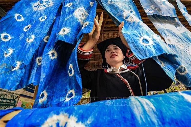 Để tạo ra những bộ trang phục truyền thống của người Dao Tiền thường khá công phu, với nhiều công đoạn đòi hỏi sự tỉ mỉ, khéo léo của đôi bàn tay người phụ nữ.