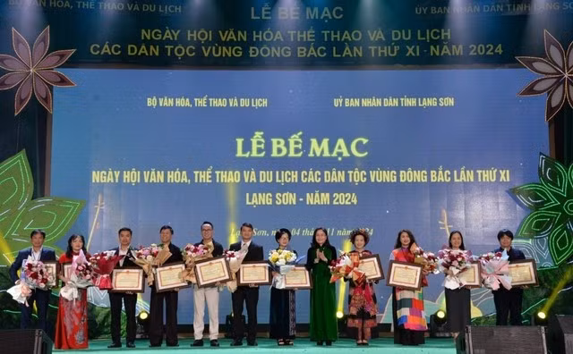 Thứ trưởng Trịnh Thị Thủy trao Bằng khen của Bộ trưởng Bộ Văn hóa, Thể thao và Du lịch cho các tập thể có nhiều thành tích đóng góp cho công tác tổ chức Ngày hội