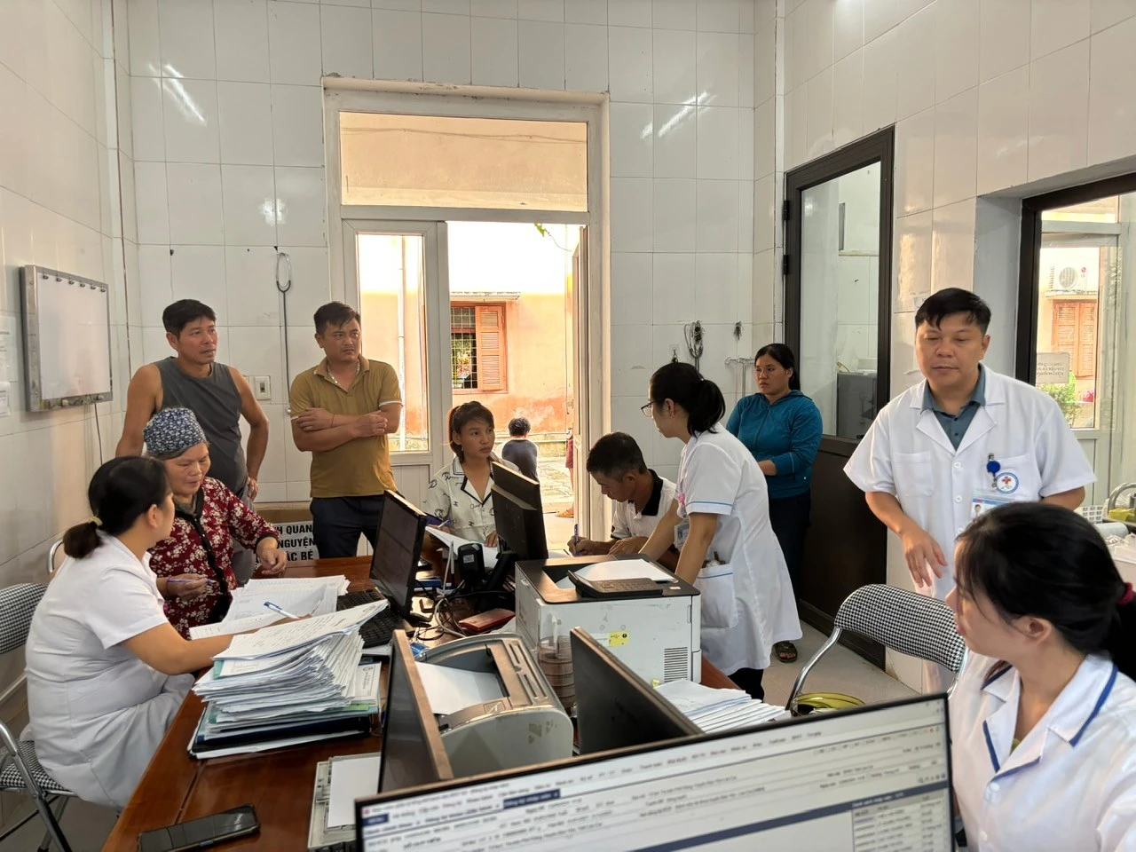 Bệnh nhân hoàn thiện thủ tục xuất viện.jpg