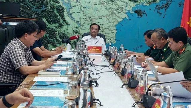 Bộ trưởng Bộ NN-PTNT Lê Minh Hoan chủ trì cuộc họp với đại diện các bộ, ngành, địa phương về việc triển khai giải pháp ứng phó với bão số 3.