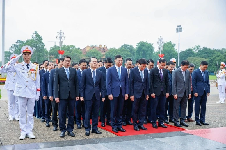 Đoàn đại biểu Văn phòng Chính phủ vào Lăng viếng Bác - Ảnh: VGP/Nhật Bắc