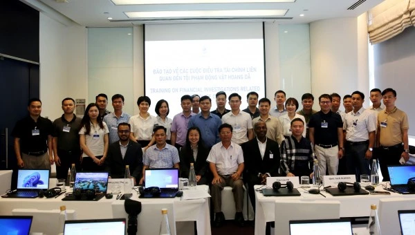 Các đại biểu và cán bộ chiến sĩ tham gia chương trình tập huấn.