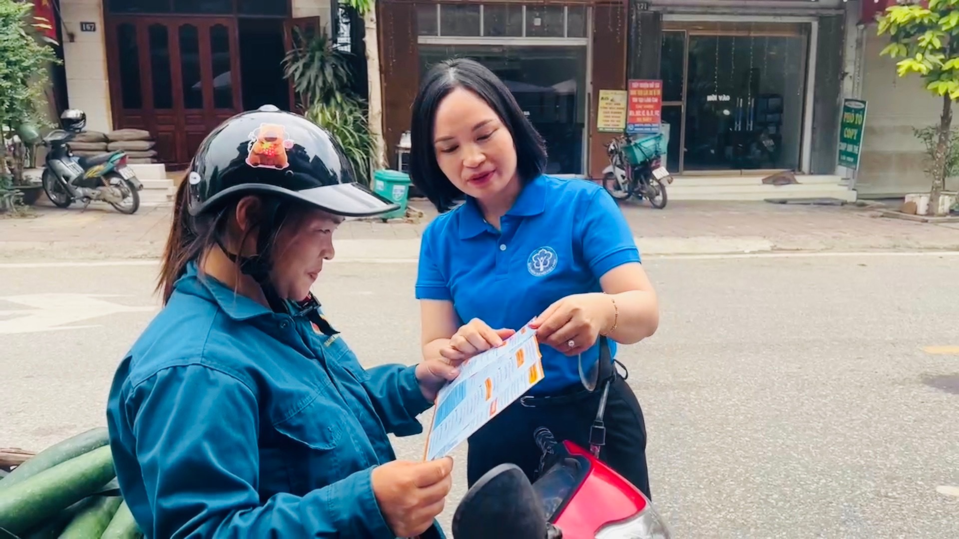 Tuyên truyền trực tiếp và phát tờ rơi tuyên truyền. sequence-0700-24-29-15still082.jpg