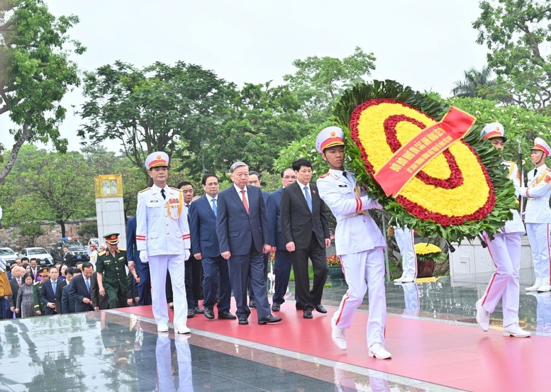 Các đồng chí lãnh đạo Đảng, Nhà nước, nguyên lãnh đạo Đảng, Nhà nước đặt vòng hoa, tưởng niệm các Anh hùng liệt sĩ - Ảnh: VGP/Nhật Bắc Các đồng chí lãnh đạo Đảng, Nhà nước, nguyên lãnh đạo Đảng, Nhà nước đặt vòng hoa, tưởng niệm các Anh hùng liệt sĩ - Ảnh: VGP/Nhật Bắc
