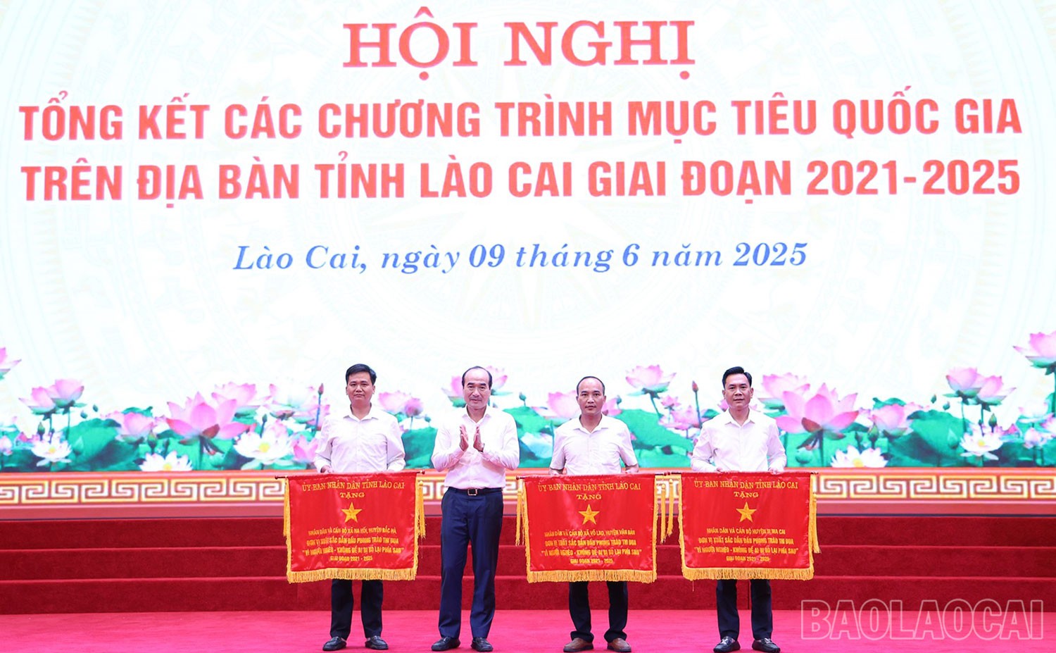 Đồng chí Vũ Xuân Cường, Phó Bí thư Thường trực Tỉnh ủy, Chủ tịch HĐND tỉnh trao Cờ thi đua của UBND tỉnh cho các tập thể. t1.jpg