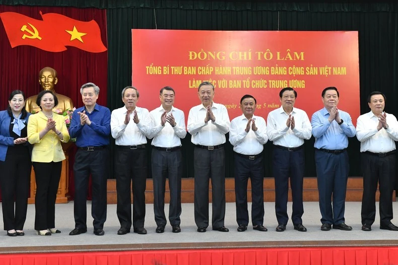 Tổng Bí thư Tô Lâm với các đồng chí lãnh đạo Đảng, Nhà nước và các đại biểu tham dự buổi làm việc. (Ảnh: ĐĂNG KHOA)