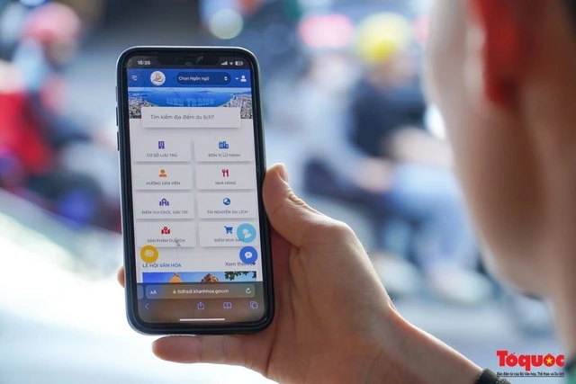Du khách dễ dàng truy cập Trung tâm điều hành thông tin hỗ trợ khách du lịch của tỉnh Khánh Hòa bằng thiết bị di động.