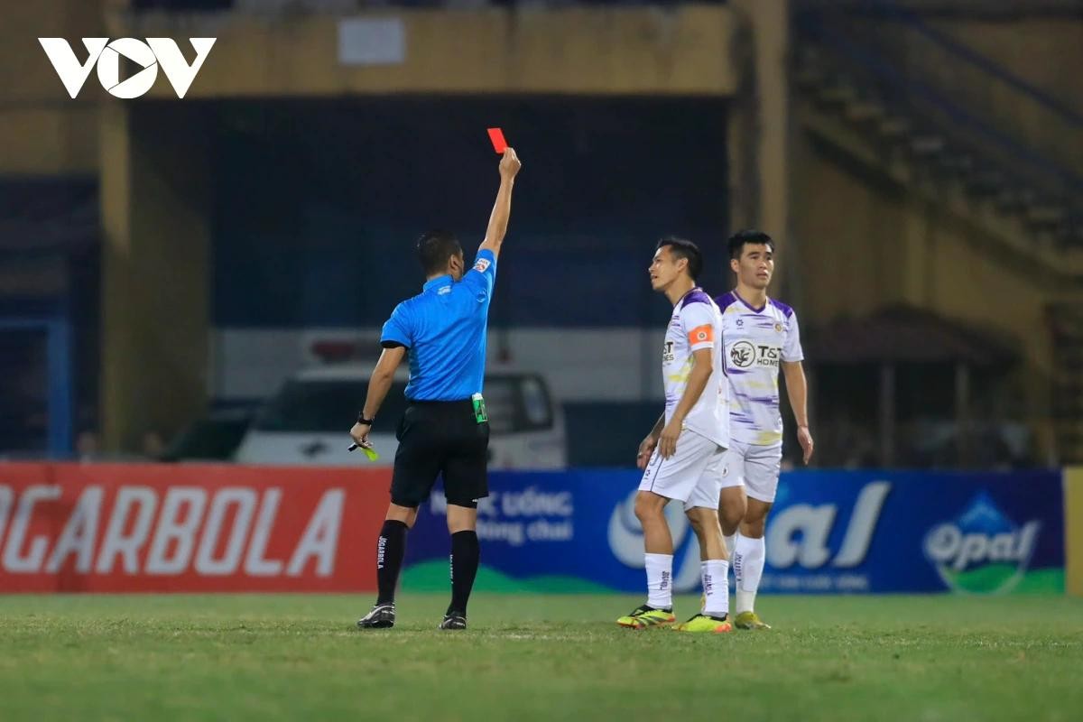 Hà Nội FC tổn thất lực lượng nghiêm trọng khi V-League trở lại. Hà Nội FC tổn thất lực lượng nghiêm trọng khi V-League trở lại.