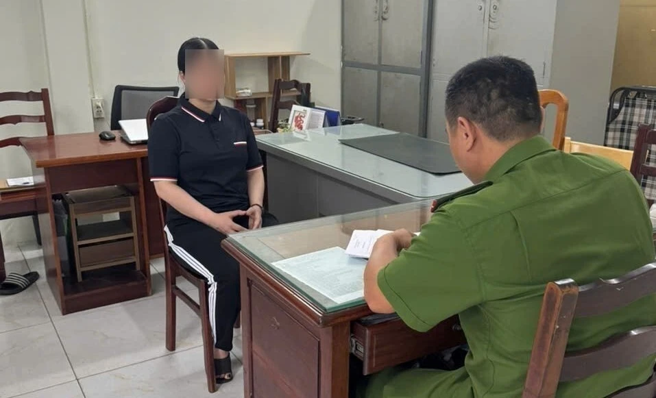 Cơ quan công an lấy lời khai bà Nguyễn Thị Thanh Ngọc. (Ảnh: CACC)