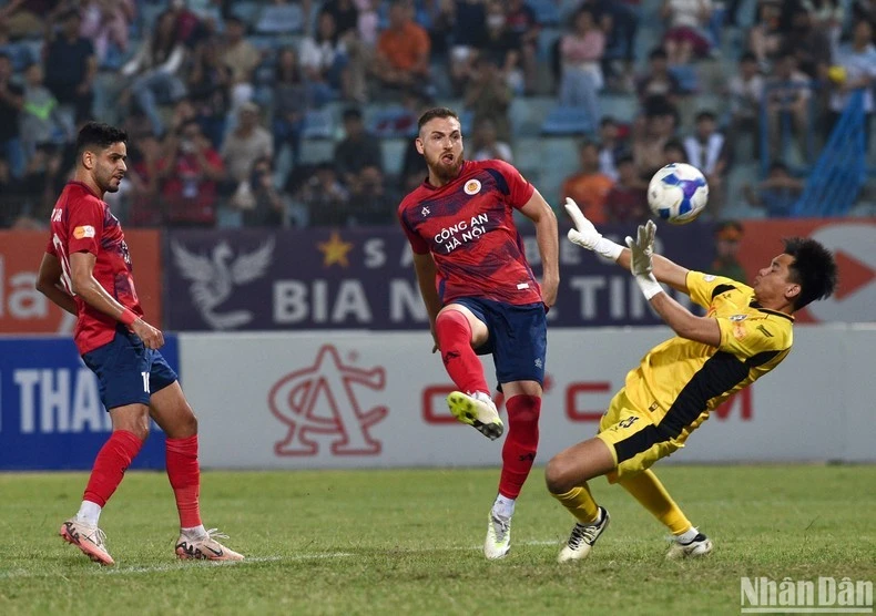 Các ngoại binh của Công an Hà Nội có màn thể hiện xuất sắc để giúp đội chủ nhà mang về 3 điểm quý giá trong cuộc đua V-League.