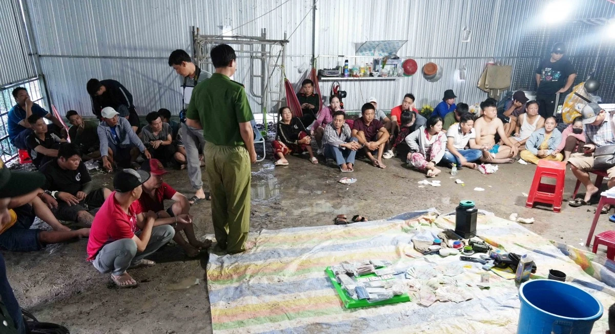 Các đối tượng đánh bạc bị Công an tỉnh Hậu Giang bắt quả tang (Ảnh: Thế Phong)